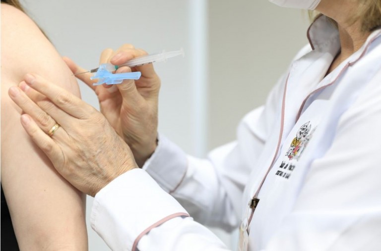 Cinco pontos de vacinação estão aplicando 2ª dose nesta segunda-feira (31) em Maringá
