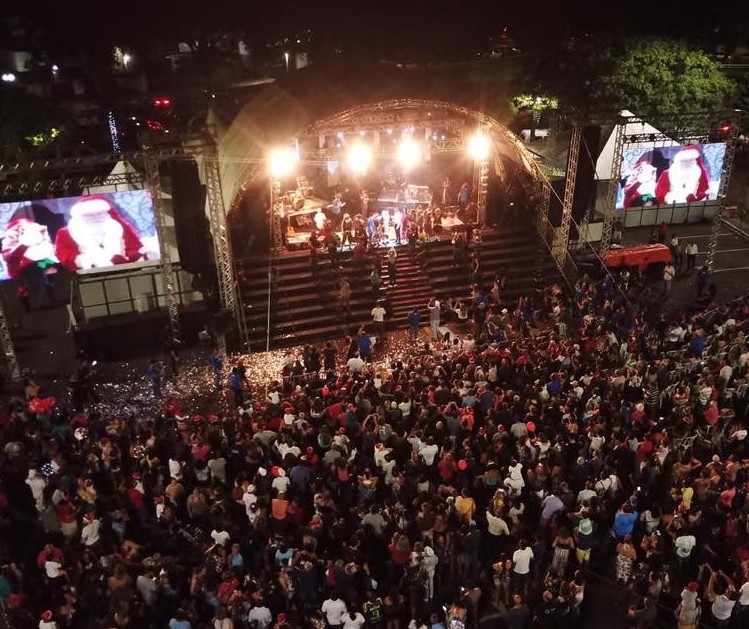 Abertura do Natal reúne milhares em Maringá