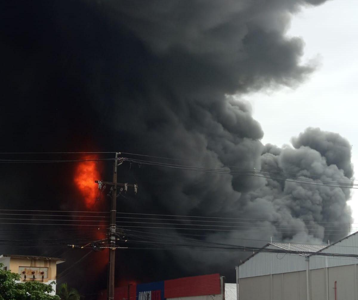 Incêndio atinge distribuidora de peças de caminhão em Maringá