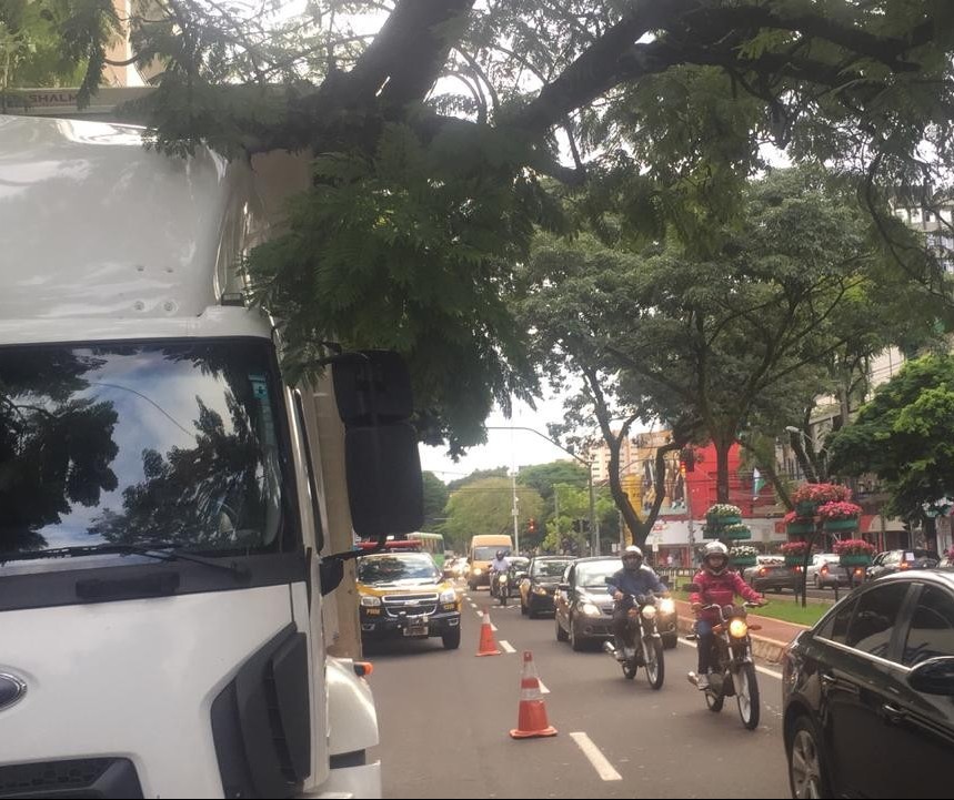 Avenidas em meia pista e comércio interditado