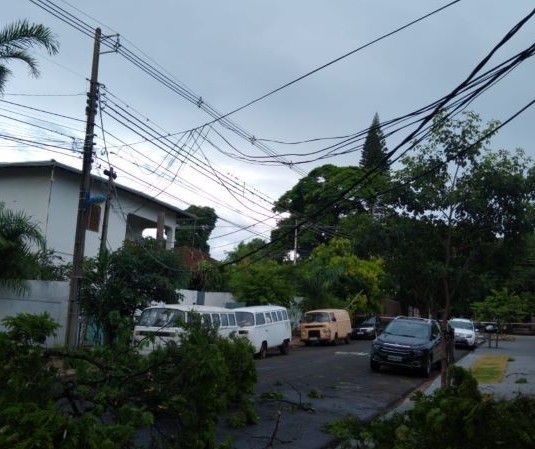 Cerca de 6 mil domicílios ficam sem energia em Maringá