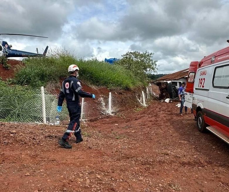 Micro-ônibus com 15 trabalhadores tomba em estrada rural de Céu Azul