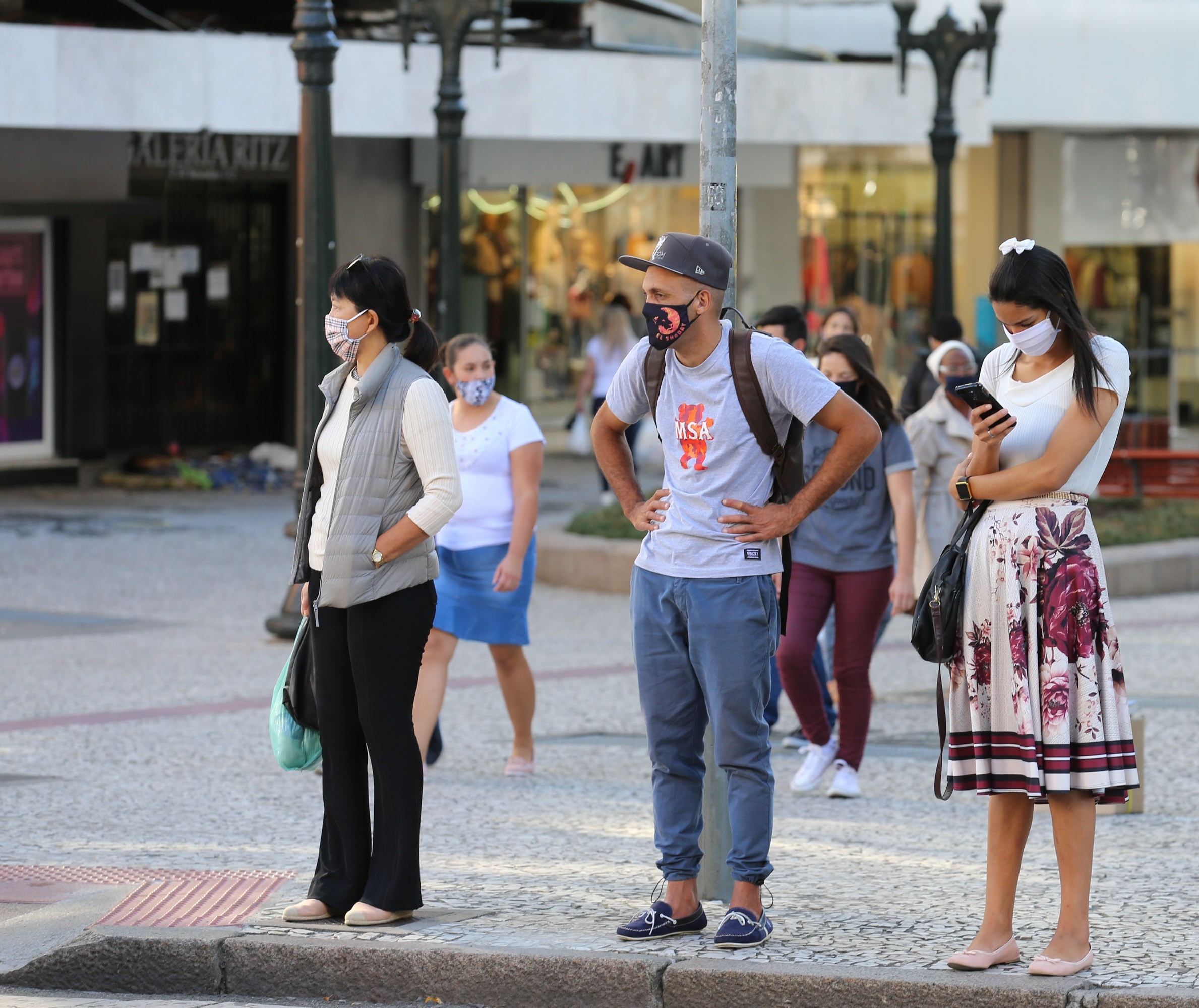 Prefeito de Curitiba anuncia a possibilidade do fim da obrigatoriedade do uso de máscaras nos espaços internos