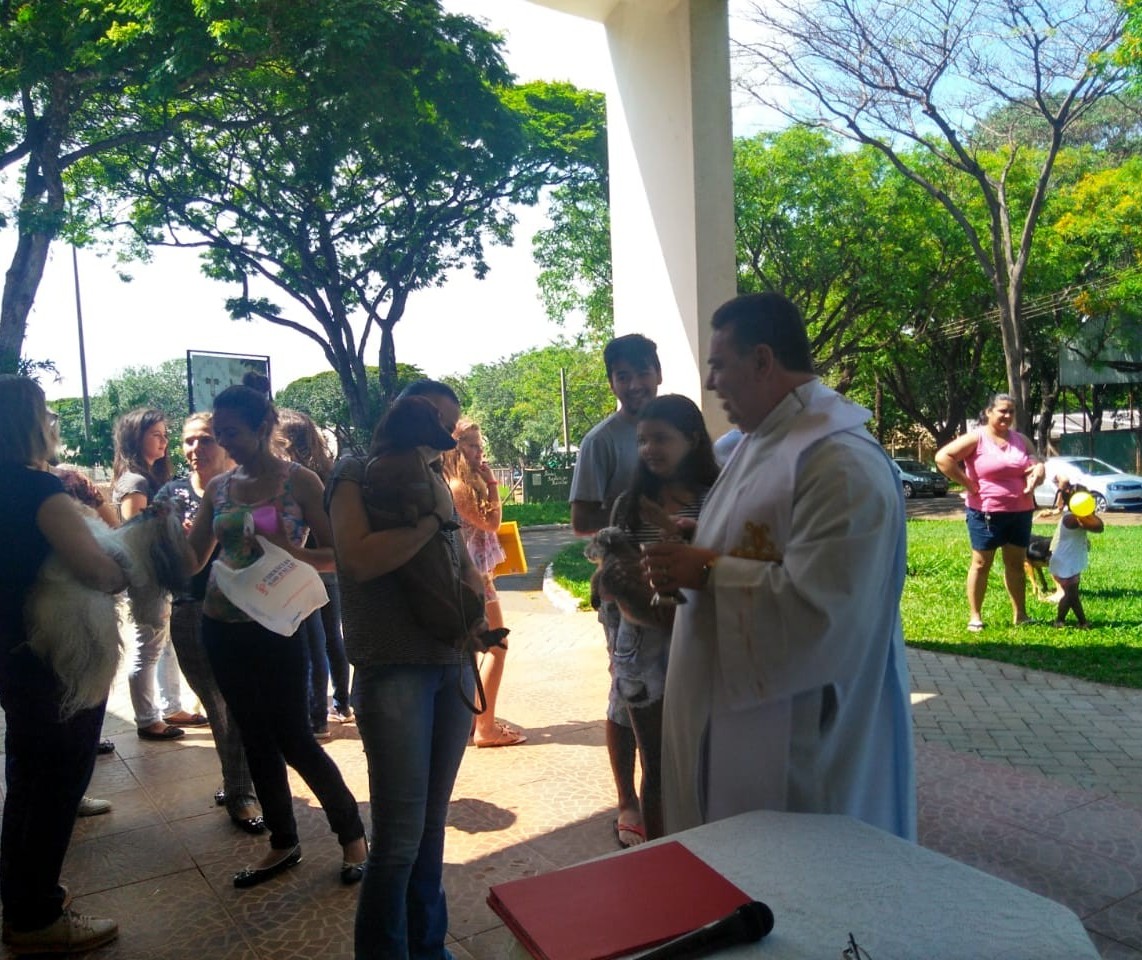 Animais recebem benção em Maringá em comemoração ao Dia de São Francisco de Assis