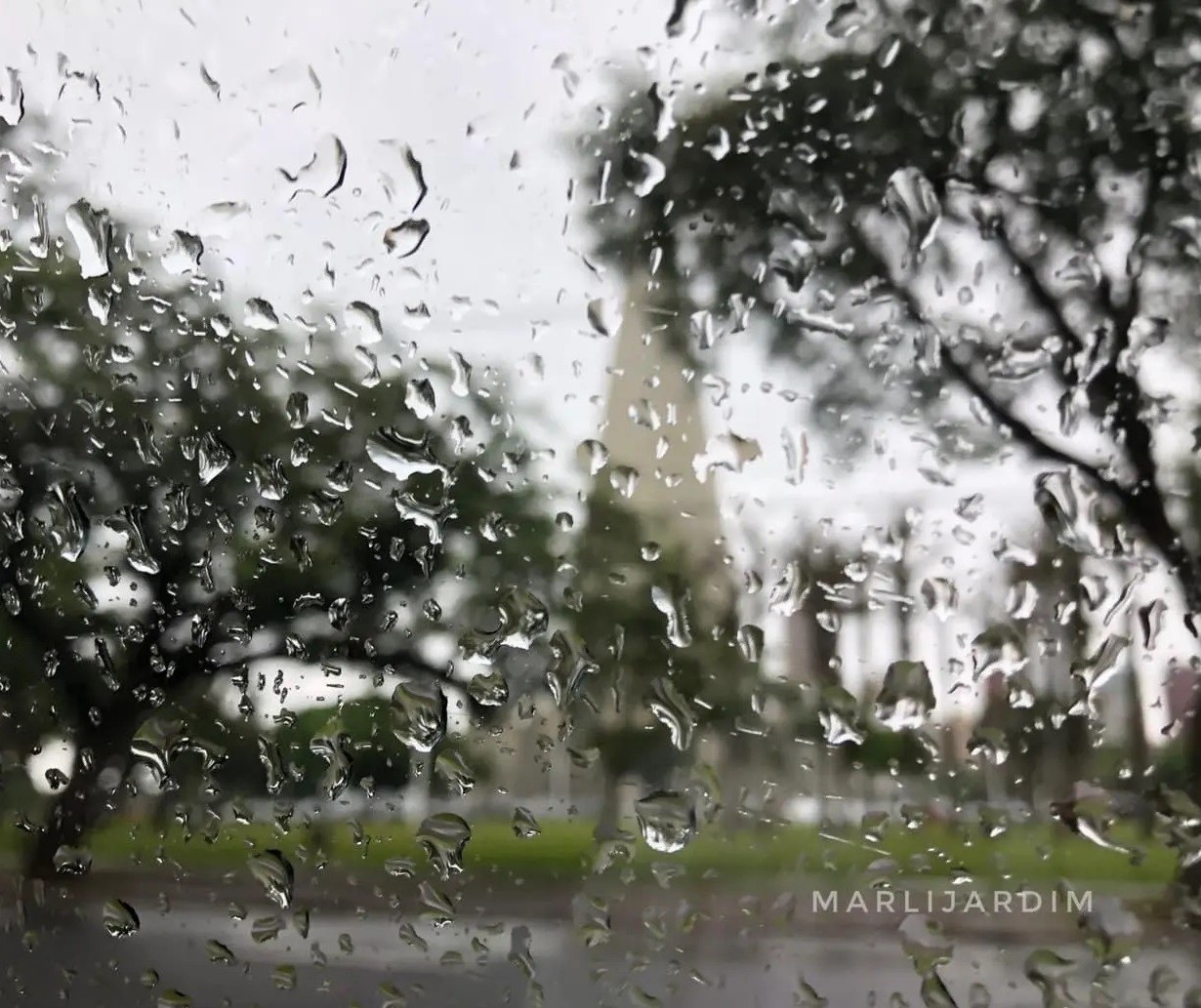 Mais chuva? Frente fria avança e muda o tempo em Maringá no fim de semana