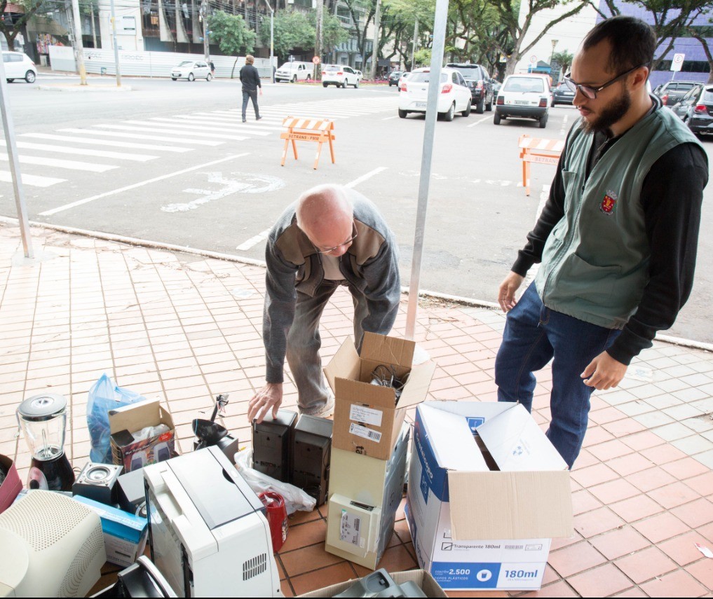 Coleta de sucatas eletrônicas acontece ao lado da biblioteca Palmeiras