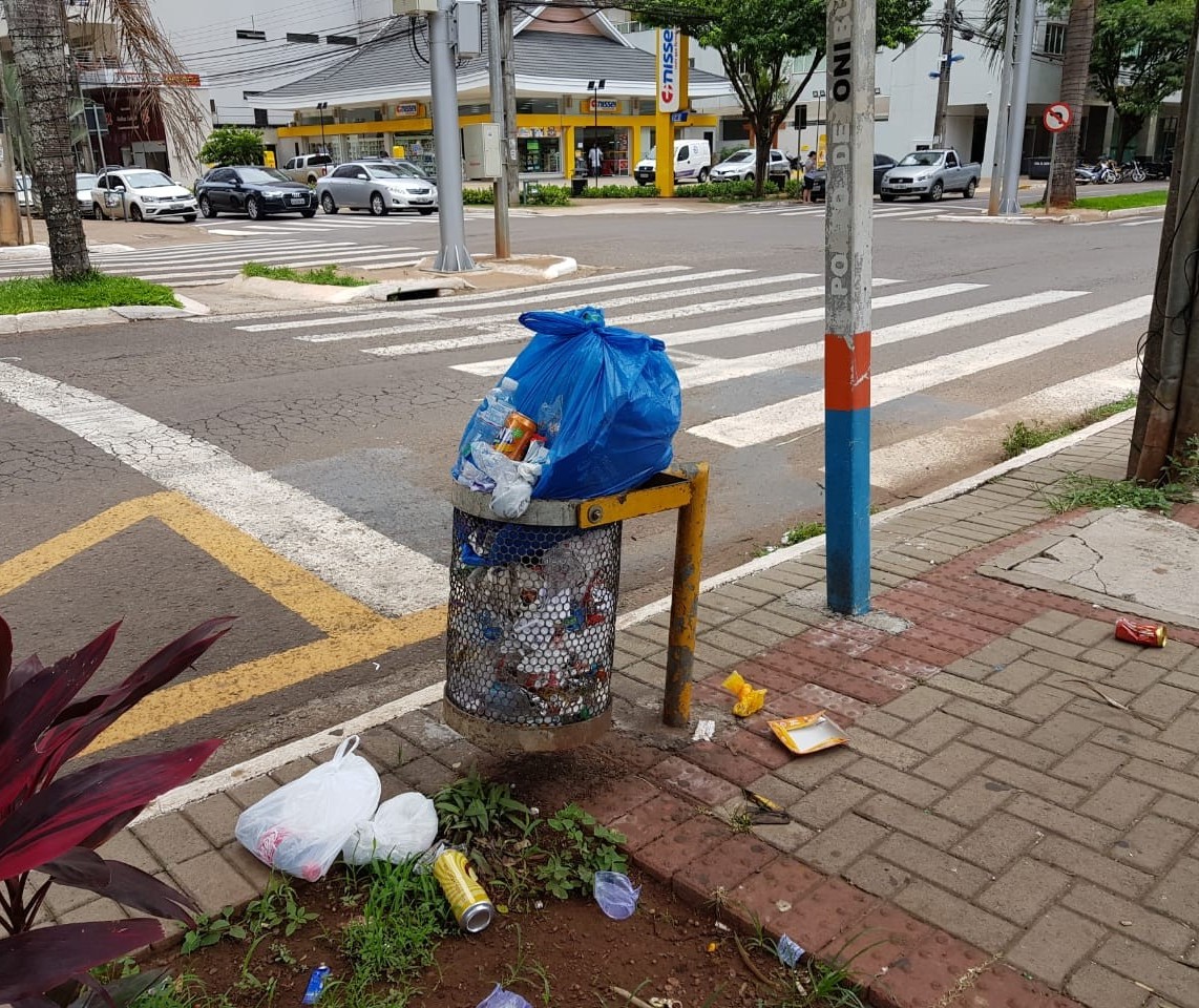 Lixeiras transbordam de lixo na área central de Maringá