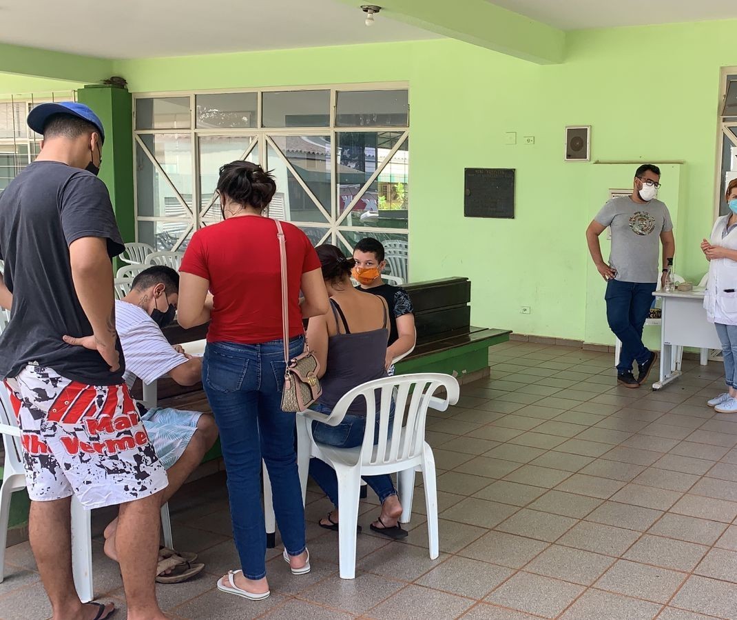 Vacinação contra Covid-19 segue até 14h em Maringá