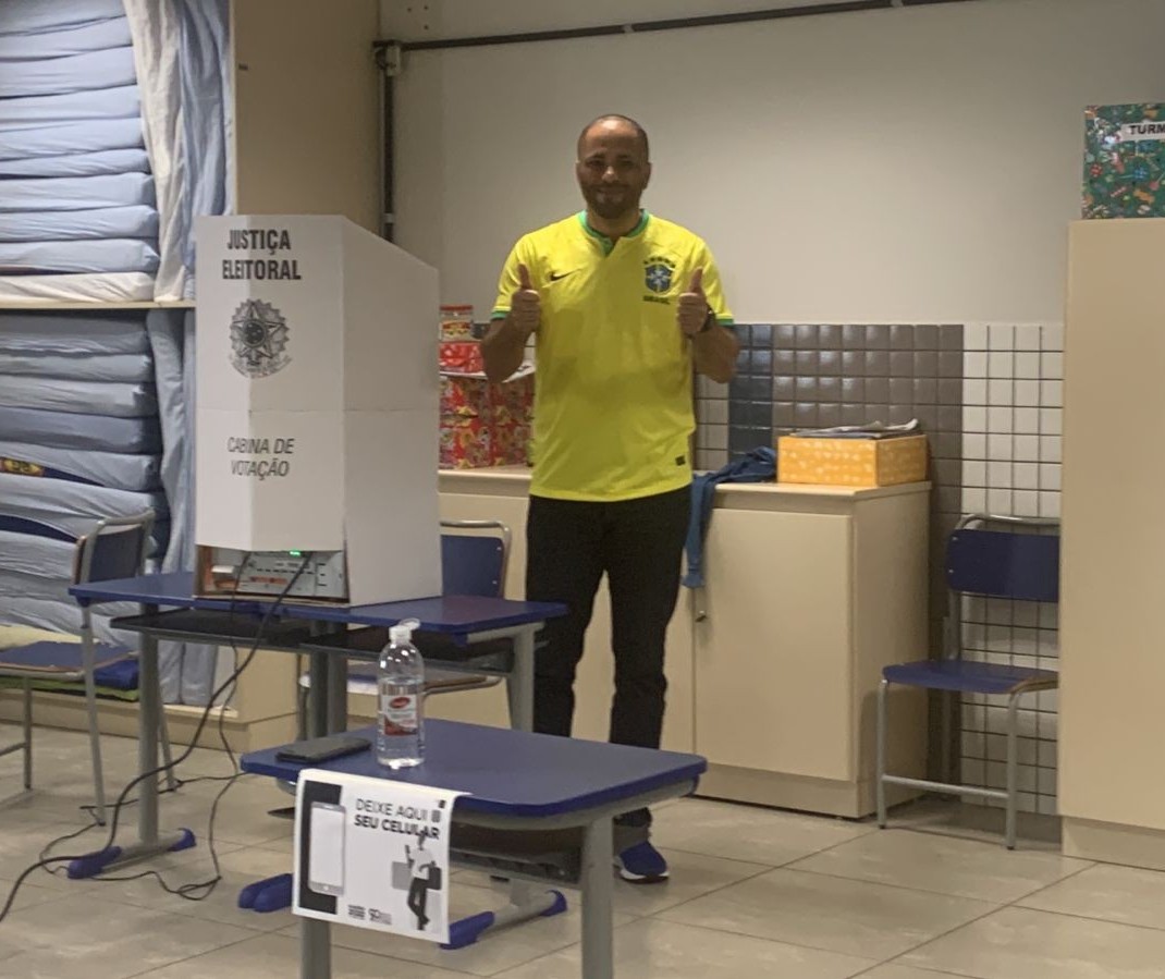 Deputado Do Carmo vota na Escola Helenton Borba Cortes em Maringá