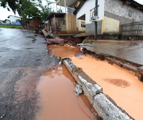 Acumulado de 300 mm de chuva em Umuarama deixa estragos