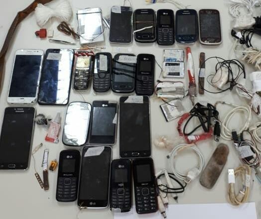 Operação integrada apreende 23 celulares na Penitenciária Estadual