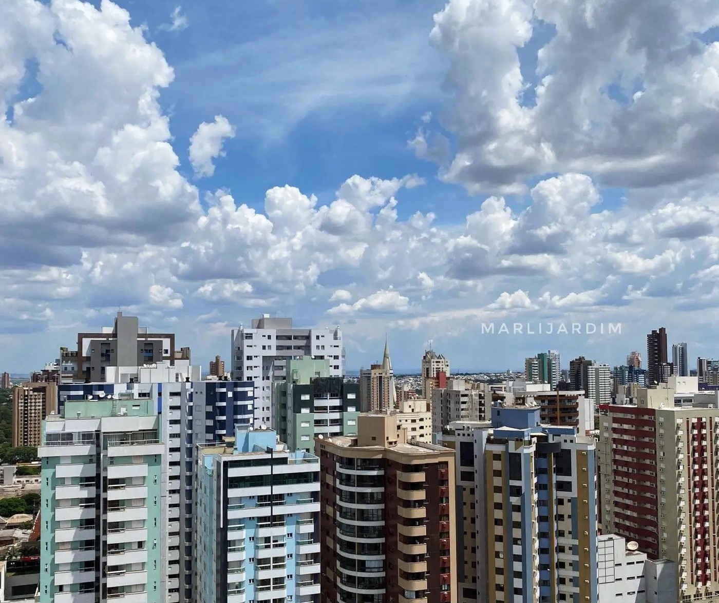 Maringá segue com tempo abafado e previsão de pancadas de chuva à tarde