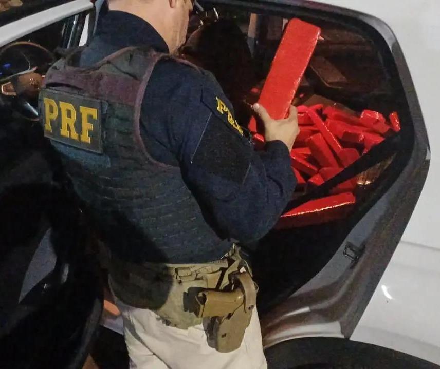 Motorista abandona carro, foge a pé e PRF apreende quase 200 kg de maconha na BR-376