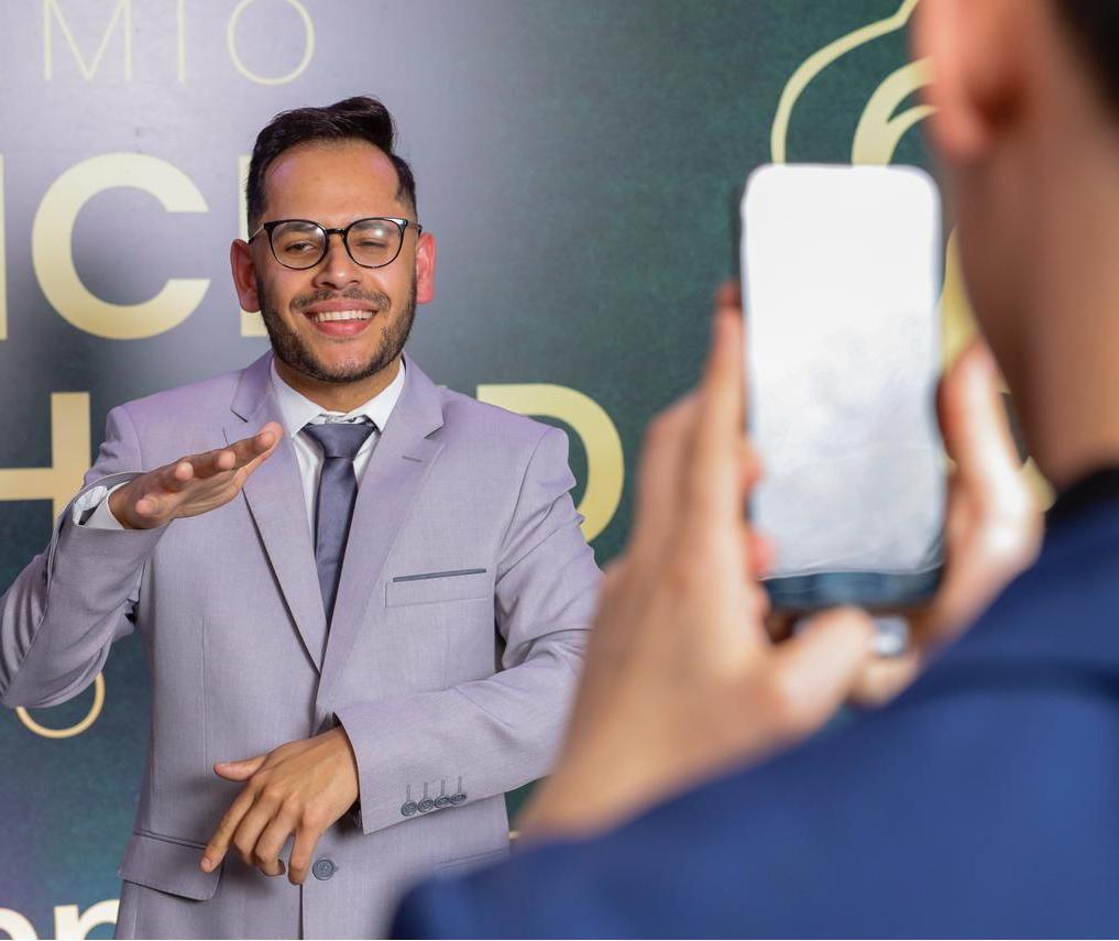 Primeiro enfermeiro surdo do Paraná recebe prêmio estadual