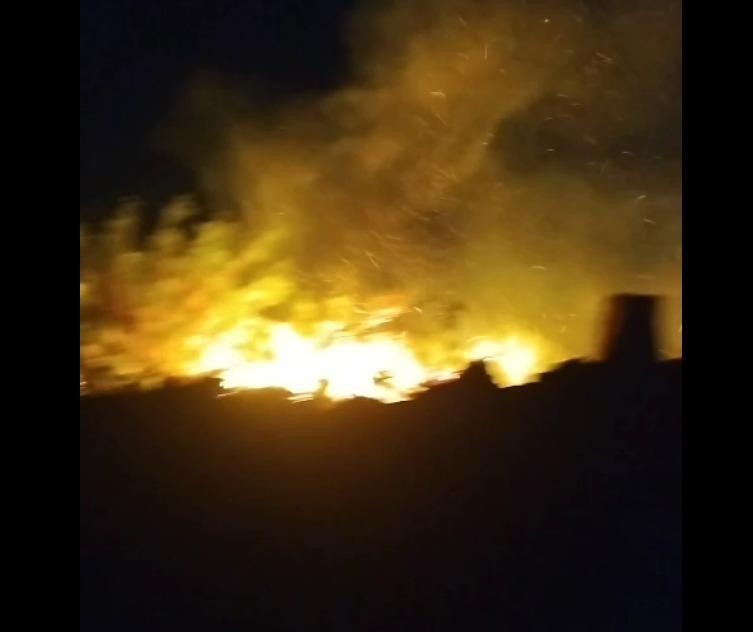 Fogo destrói madeira em Pedreira Municipal