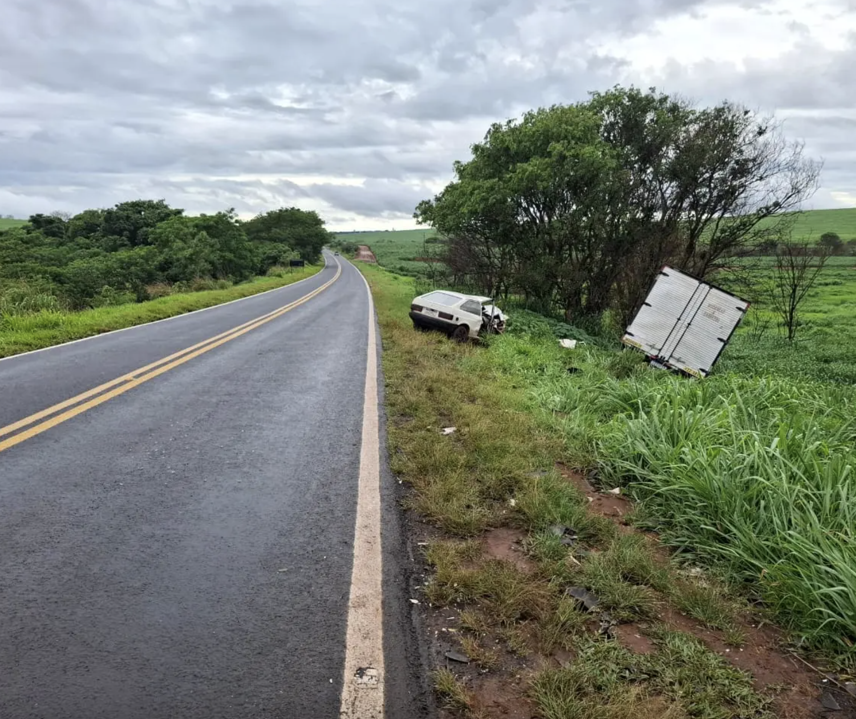 Acidente entre carro e caminhão deixa um morto na PR-317