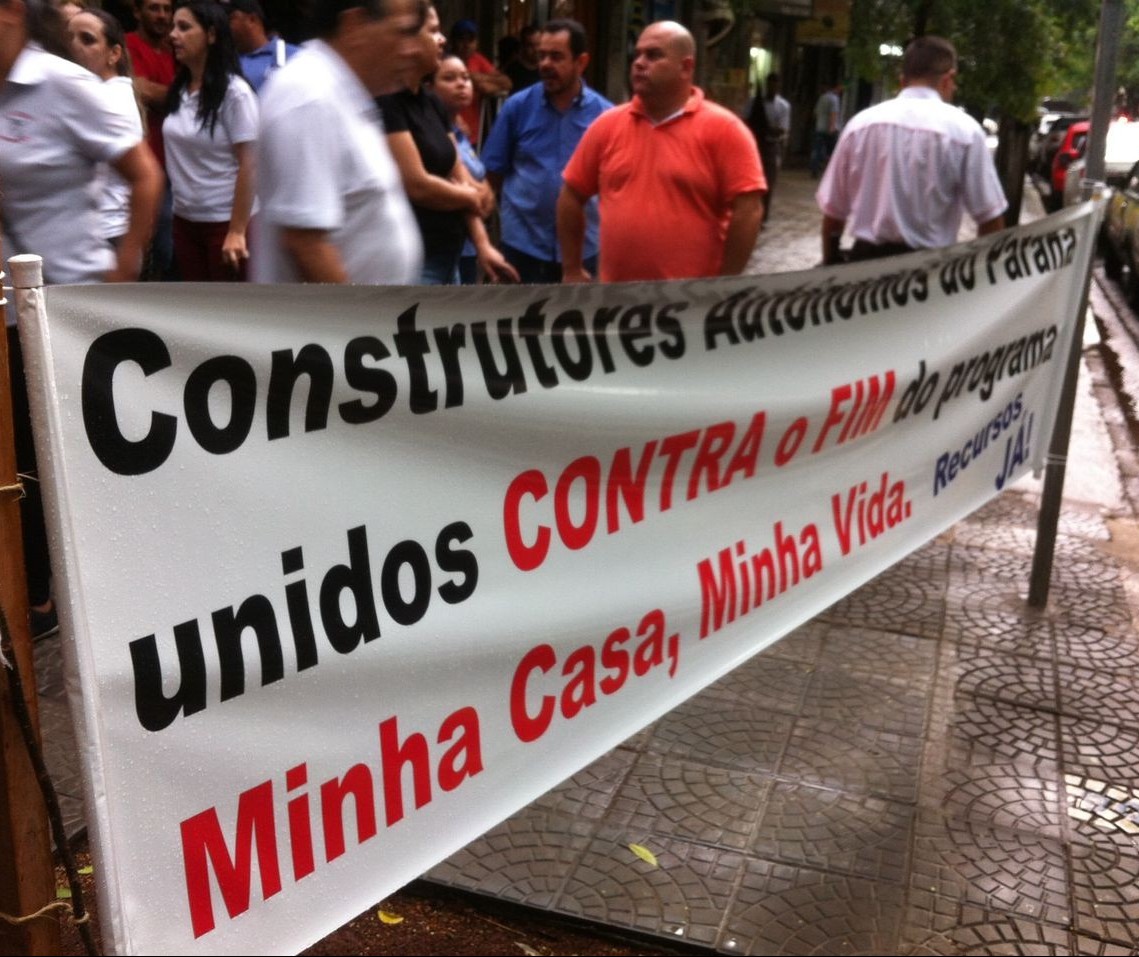 Empresários e trabalhadores protestam contra falta de recursos do MCMV