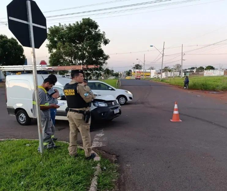 Jovem fica ferido após acidente em cruzamento de Maringá