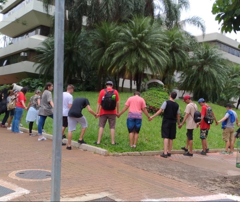 Adolescentes abraçam a Prefeitura de Maringá