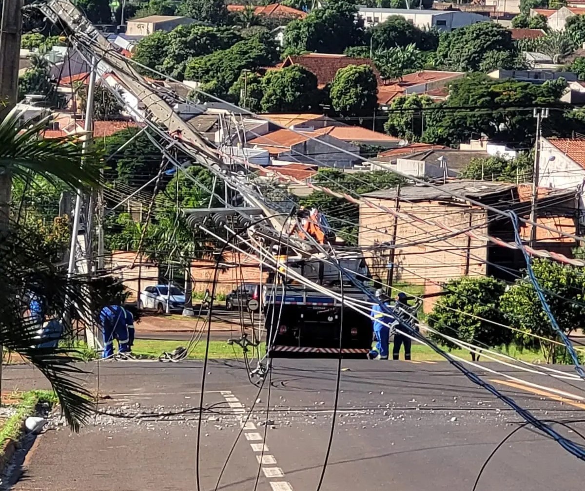 Motorista derruba oito postes em acidente em Maringá