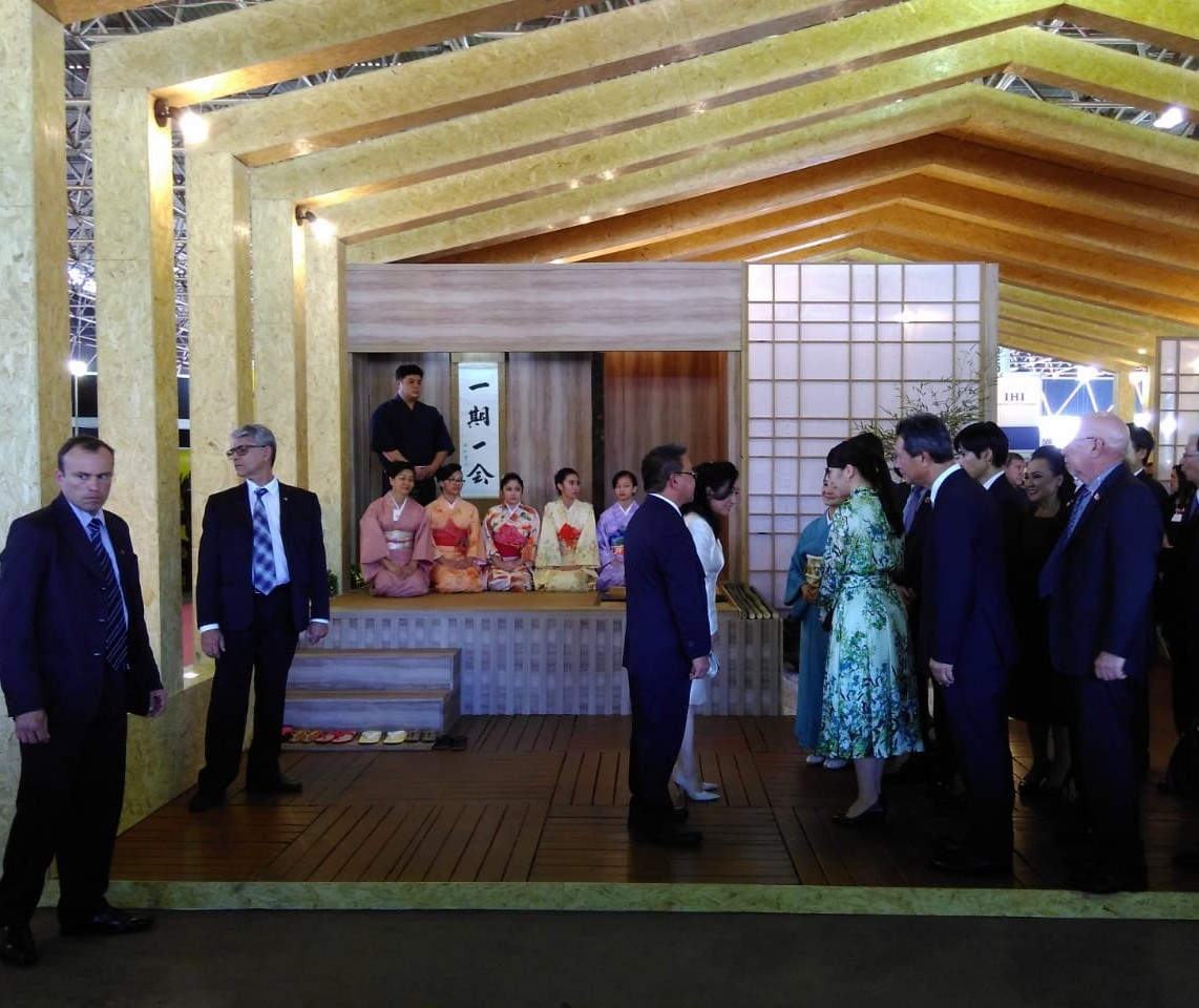 Princesa do Japão assiste apresentações de karaokê