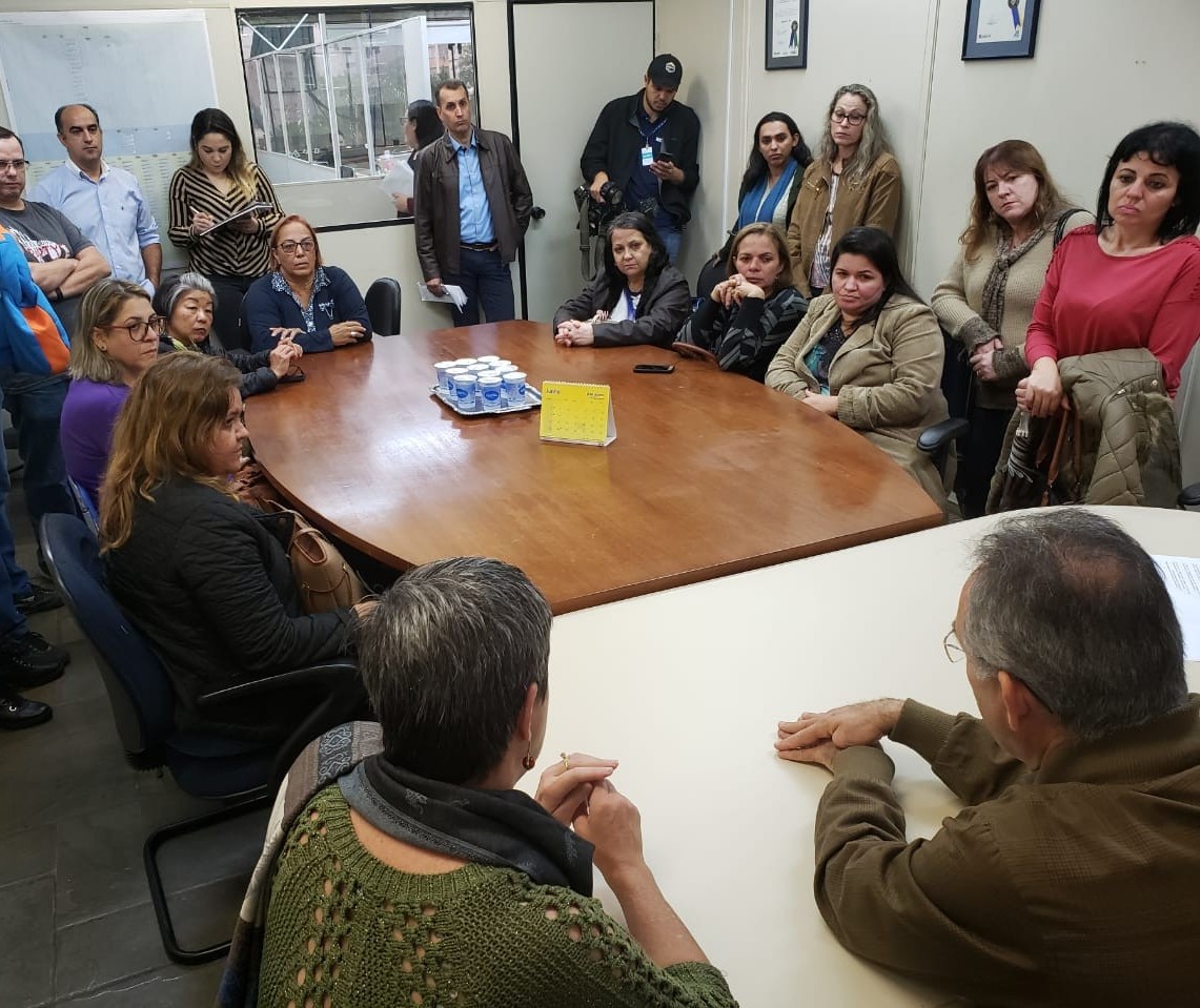 Servidores municipais da saúde protestam contra cortes nos salários