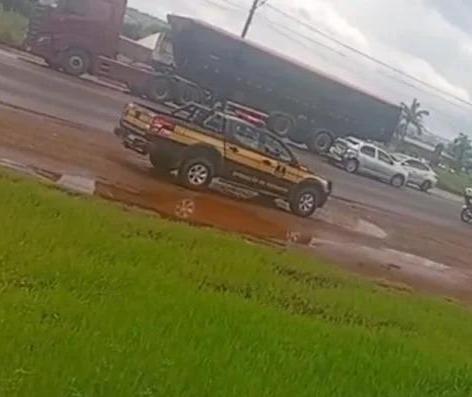 Batida entre carro e caminhão complica trânsito no Contorno Sul, em Maringá