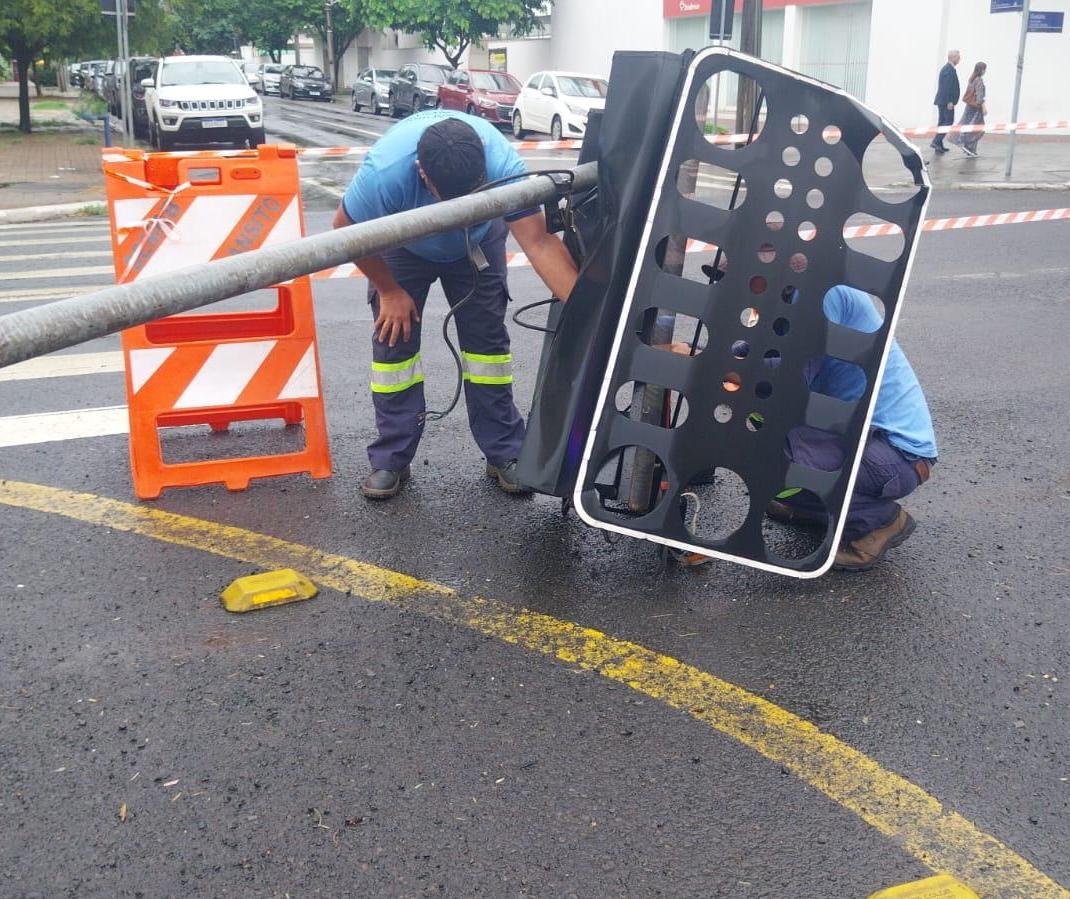 Caminhão derruba sinaleiro no cruzamento da Neo Alves e Getúlio Vargas