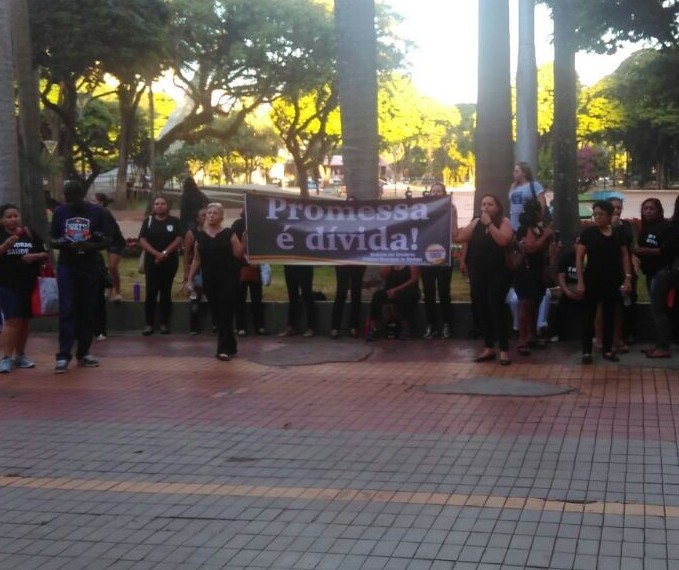 Servidores da Saúde protestam em frente à prefeitura de Maringá