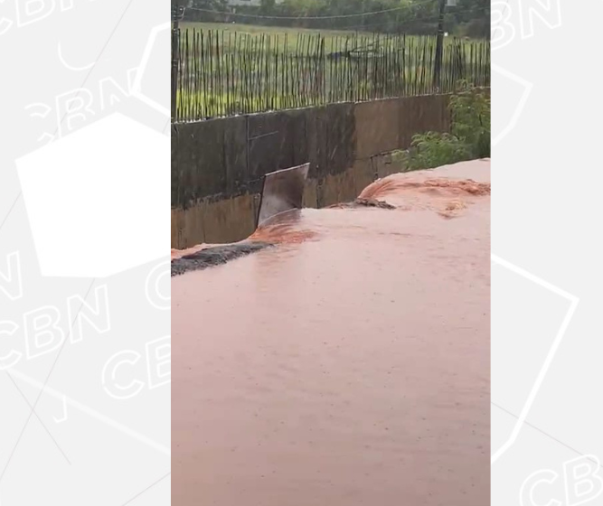 Chuva causa transtorno em acesso de condomínio na PR-317