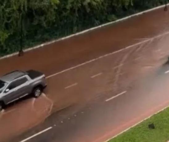 Chuva intensa provoca alagamento no entorno do Parque do Ingá; Simepar registra 23 mm