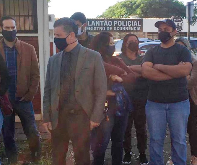 Vítimas de golpe do consórcio fazem manifestação em frente à delegacia em Maringá