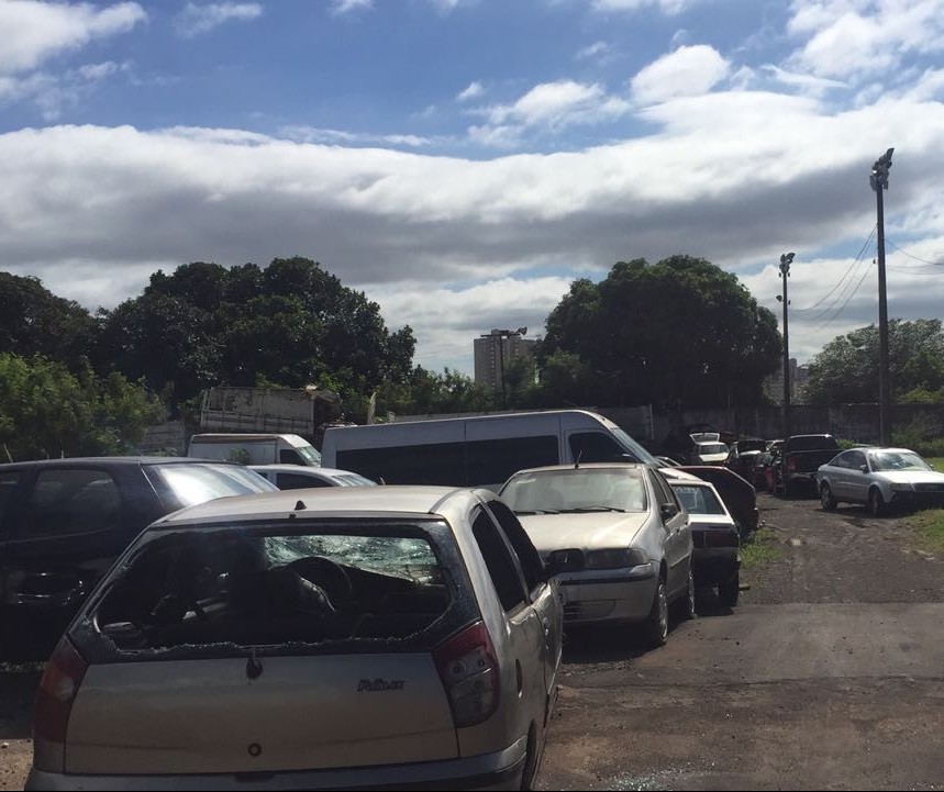 Carros apreendidos até na porta da delegacia