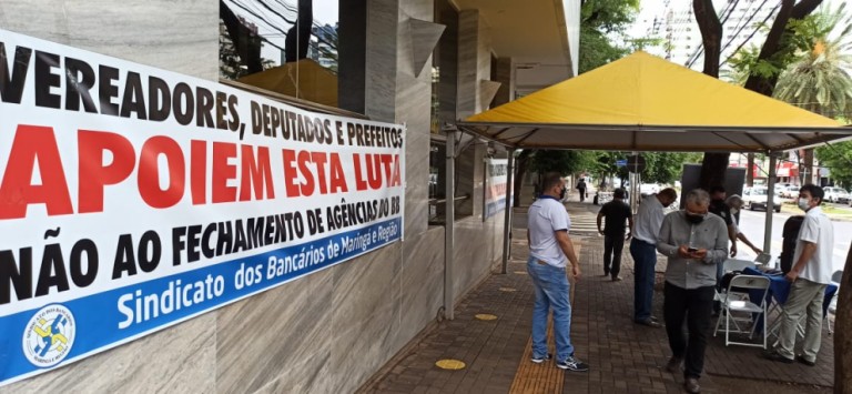 Sindicato dos bancários de Maringá protesta pela terceira vez este mês