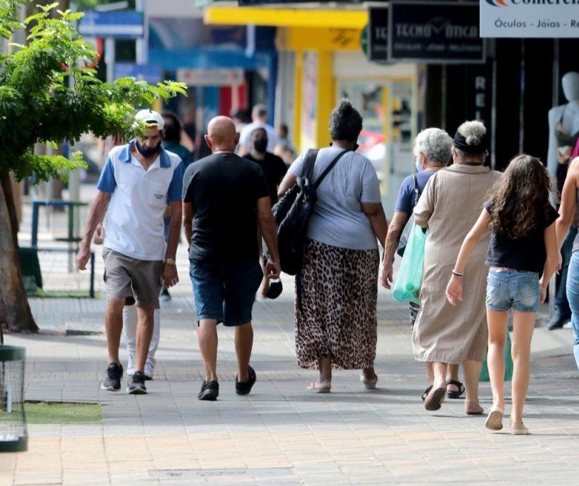 Comércio de rua, shoppings, serviços públicos, bancos… o que abre e fecha na semana do Ano Novo em Maringá