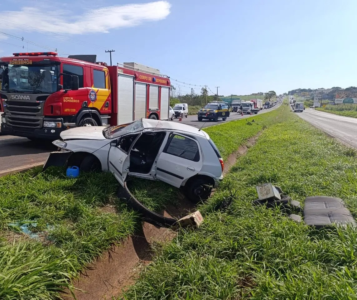 Idoso de 87 anos é socorrido em estado grave após capotar carro na BR-376