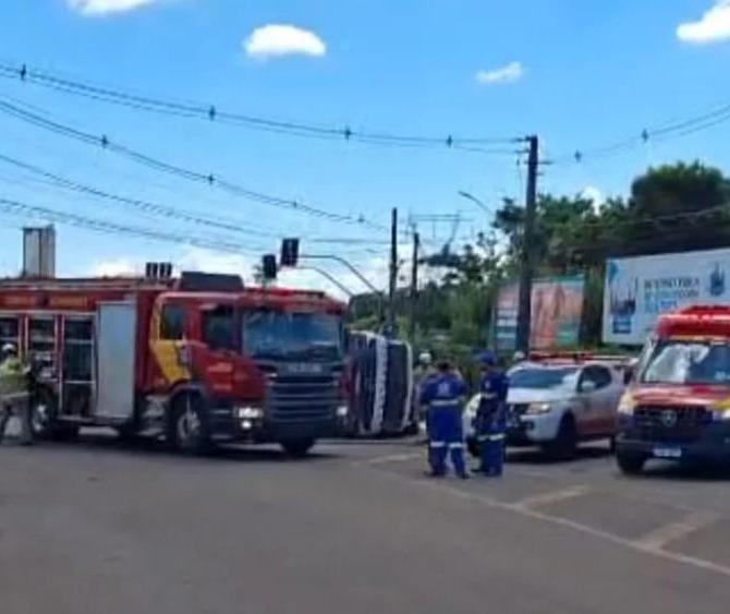 Caminhão de lixo tomba e motorista fica gravemente ferido