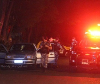 Suspeitos de roubar carro na Vila Operária morrem em confronto com a PM, em Maringá