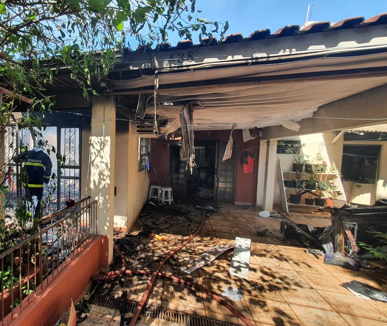 Casa de alvenaria pega fogo na Vila Morangueira, em Maringá