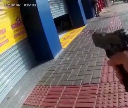 Vídeo mostra policiais prendendo ladrões e sendo aplaudidos por reféns em assalto em Campo Mourão 