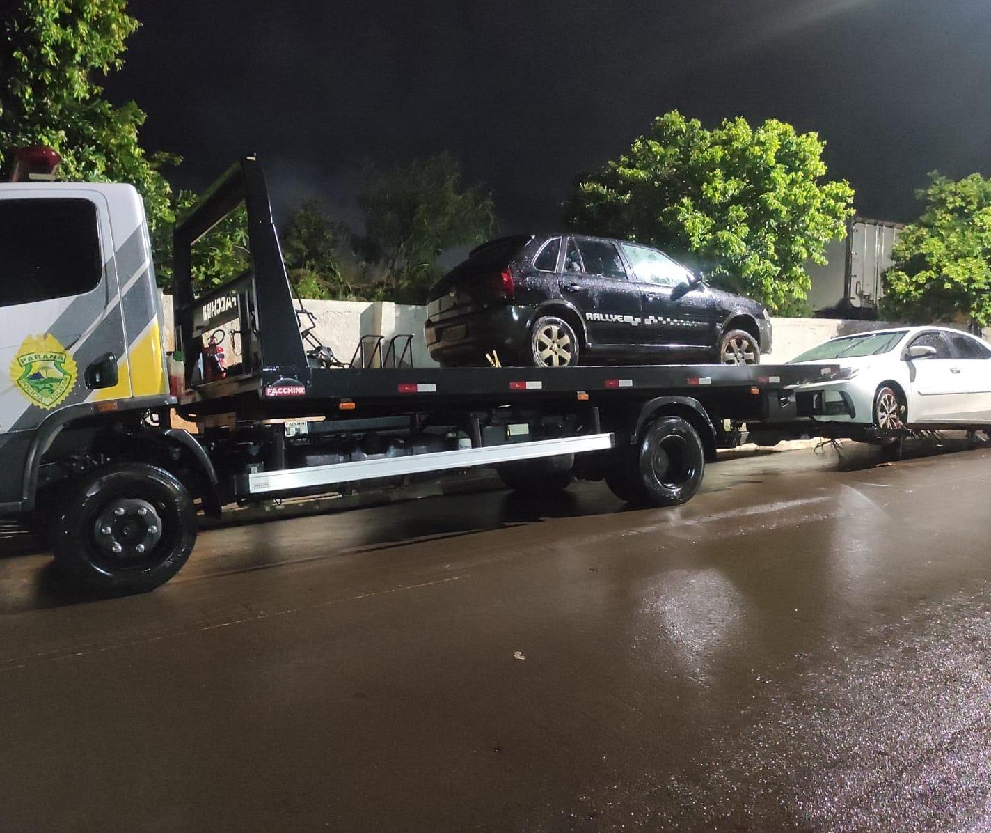 Polícia encontra quatro veículos abandonados em estrada rural, dois com alerta de furto