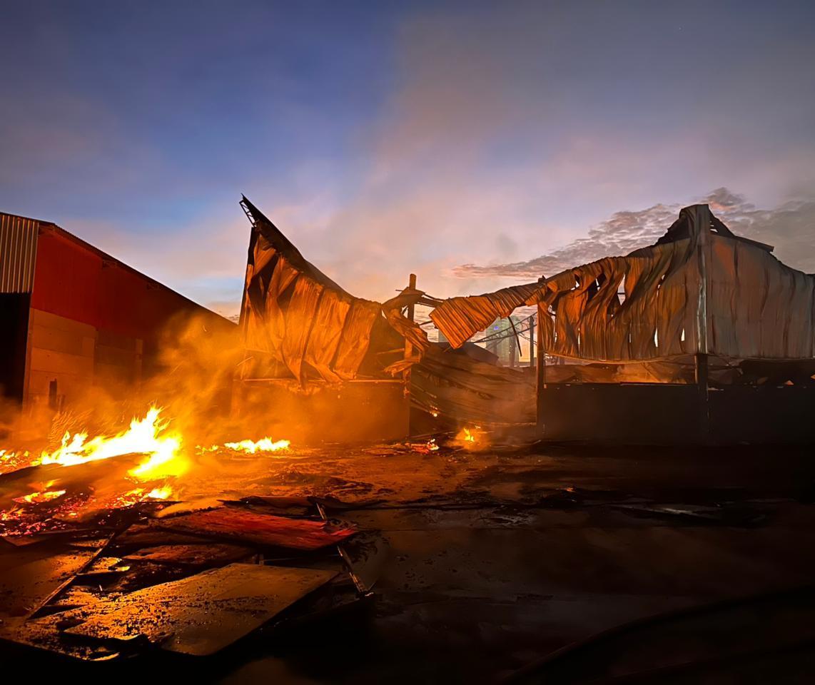 Incêndio em distribuidora de peças está controlado, mas estrutura colapsou