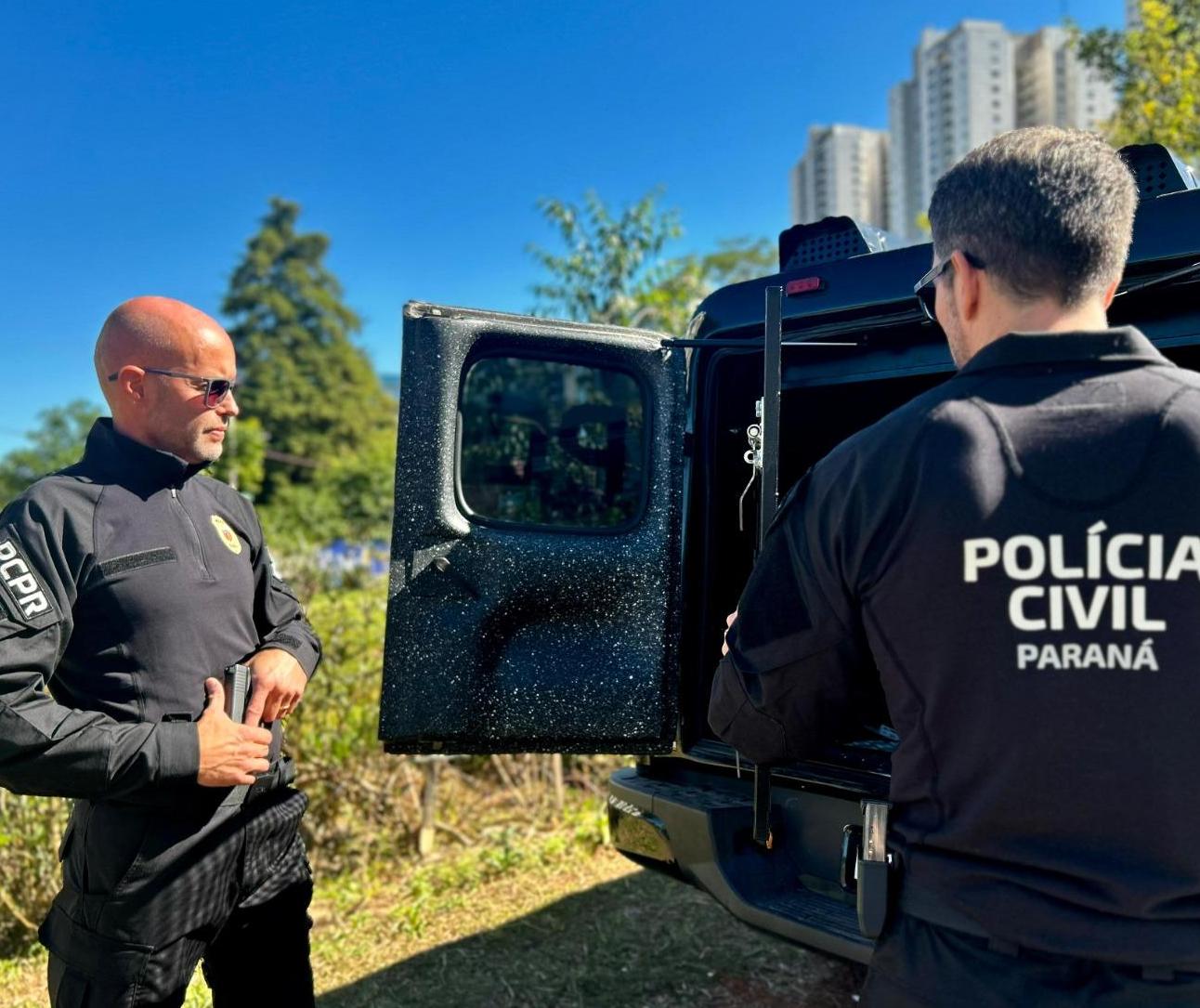 Polícia prende cinco adultos e apreende dois adolescentes em operação contra o tráfico de drogas