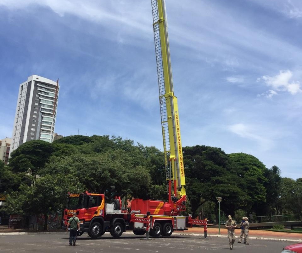 Bombeiros de Maringá recebem veículo do tipo alta plataforma