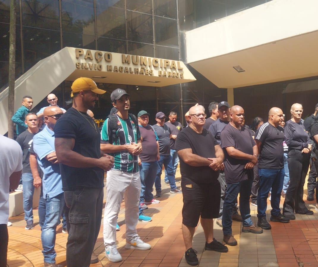 Vigilantes que atuavam em escolas e Cmeis se manifestam em Maringá