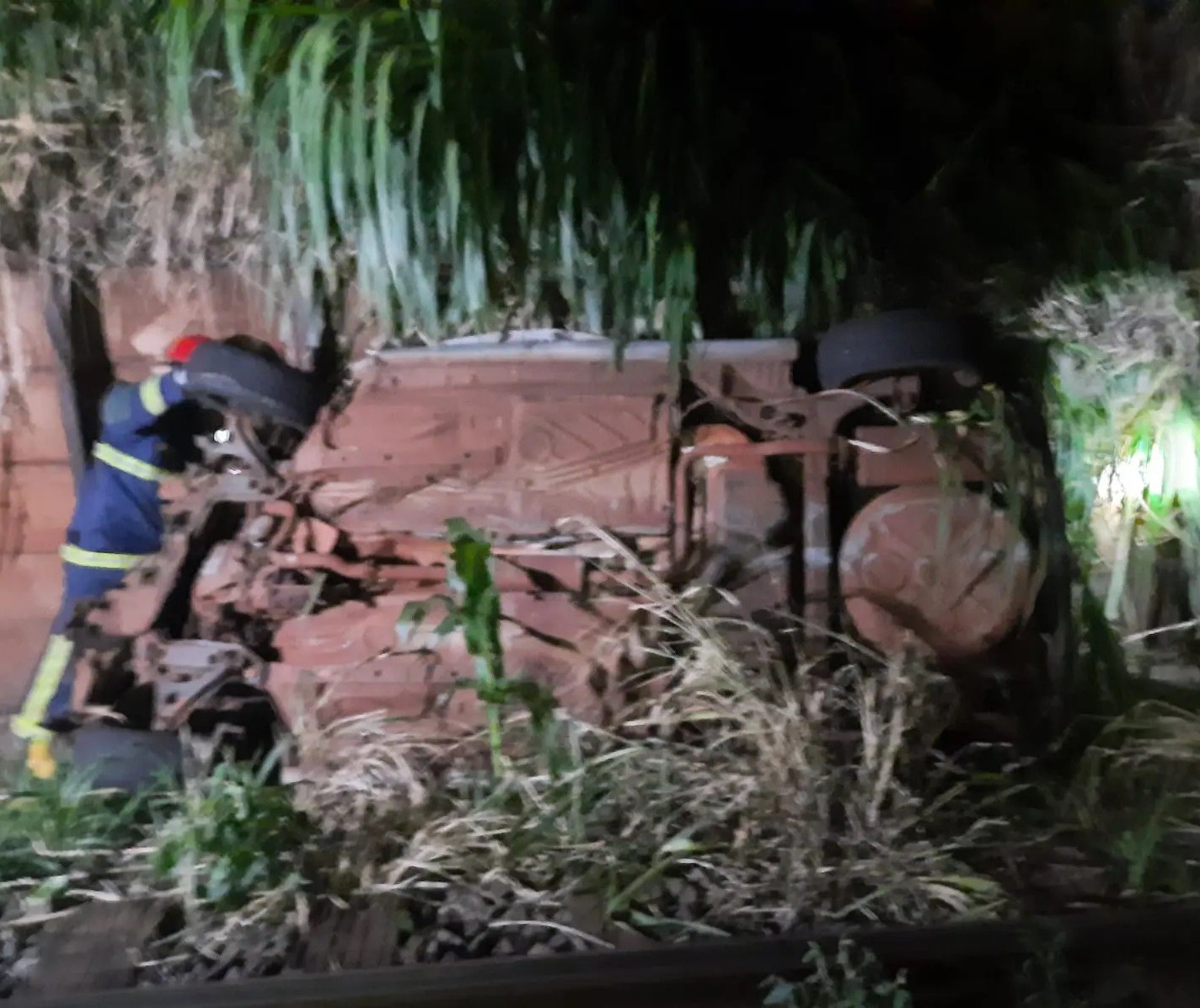 Motorista morre após carro cair de viaduto em Maringá