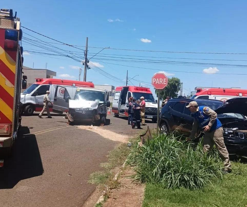 Acidente entre van escolar e automóvel deixa 12 pessoas feridas em Maringá