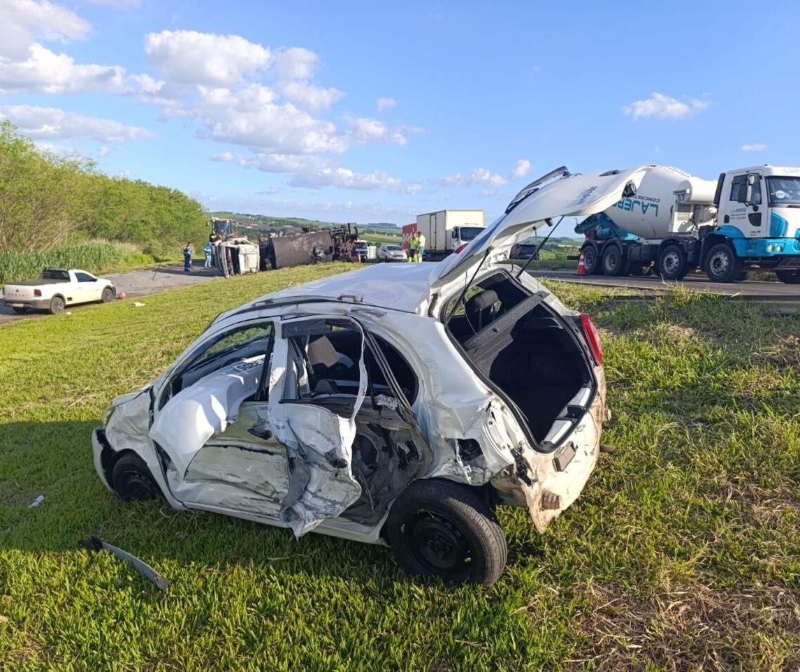 Caminhão capota, atinge carro e deixa três feridos na região de Maringá