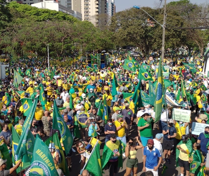 Manifestação a favor do governo Bolsonaro lota avenida de Maringá