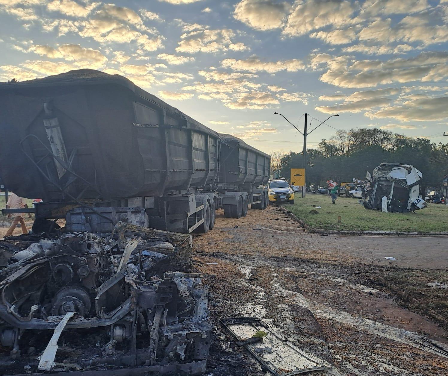 Populares salvam caminhoneiro preso em ferragens de caminhão em chamas
